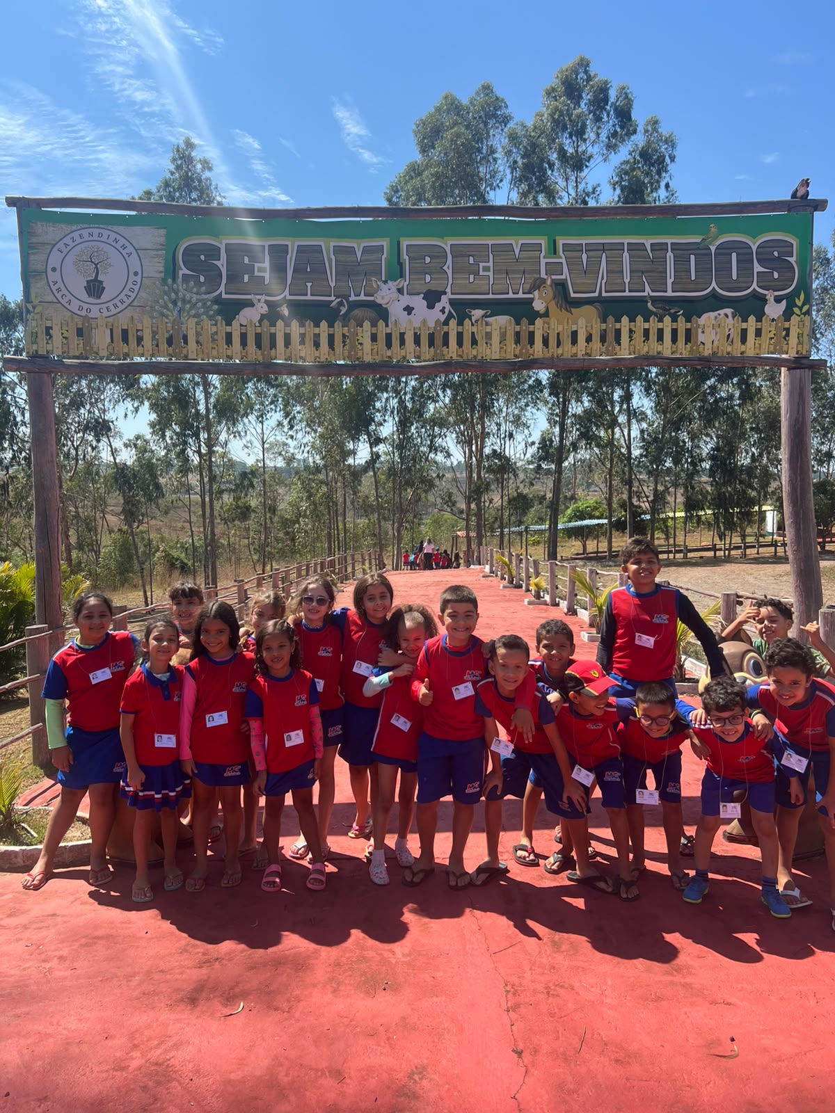 Alunos do Centro Educacional MC com uniforme vermelho em passeio pedagógico